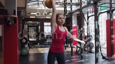 水壶健身，年轻的女运动员在健身房做力量练习